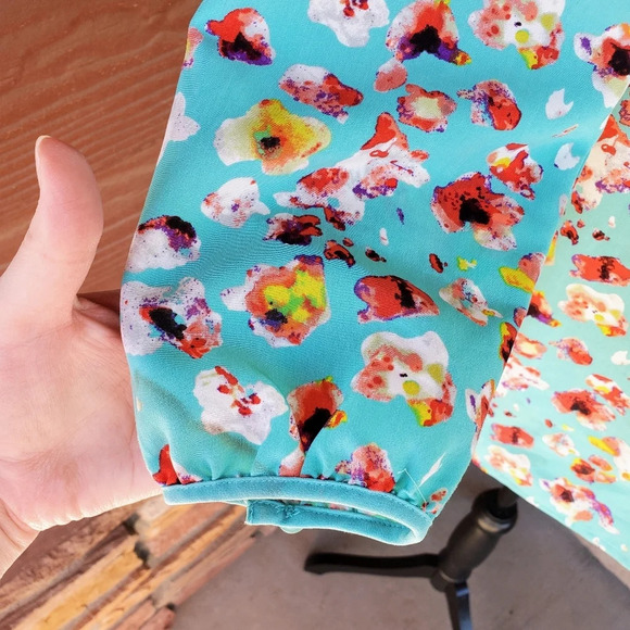 Johnston and Murphy Multicolored V-Neck Print Pockets Blouse Size Small - Picture 8 of 14